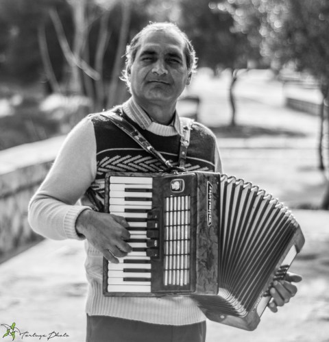 vers l'acropole, un musicien ambulant, quelques pièces et en avant la musique.